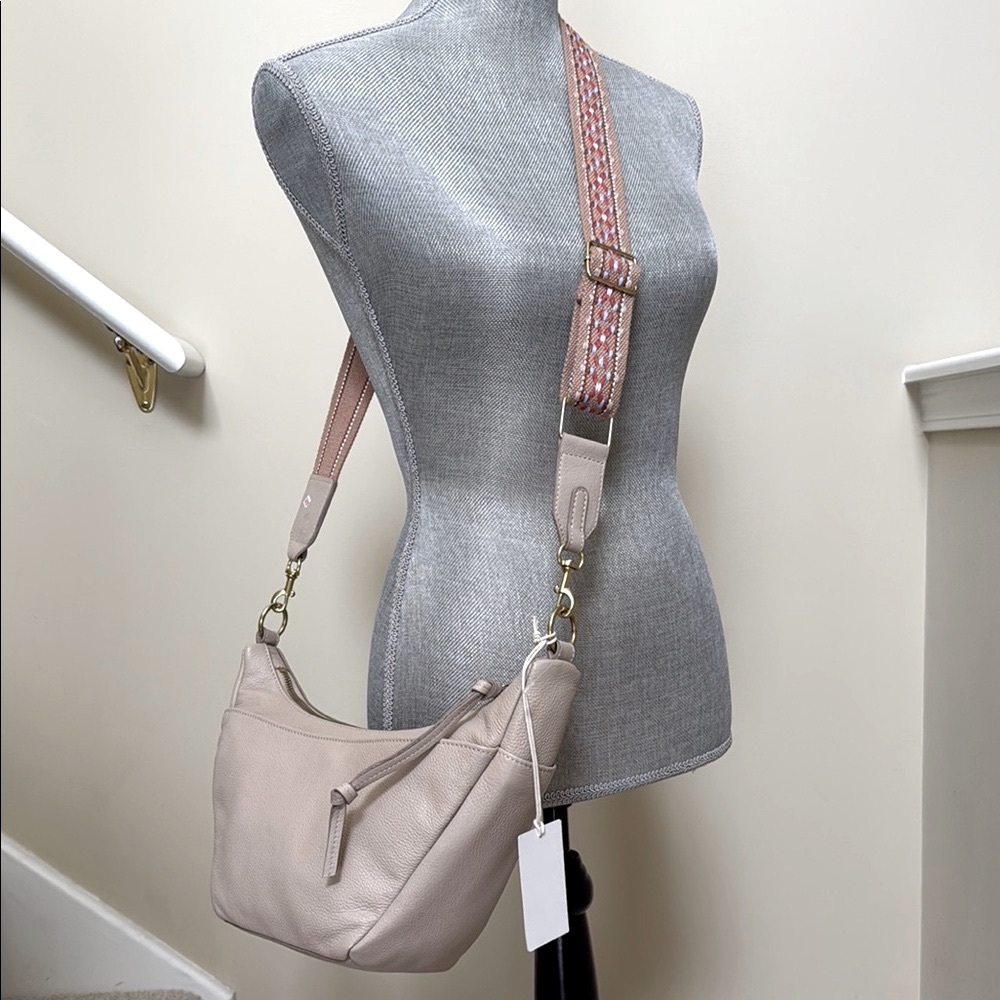 - New Lucky Brand Tan crossbody bag. Outside has snap pocket  & LUCKY BRAN… - Picture 3 of 16